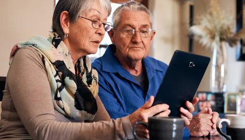 Darum ist family.cards praktischer als ein Smartphone für Senioren